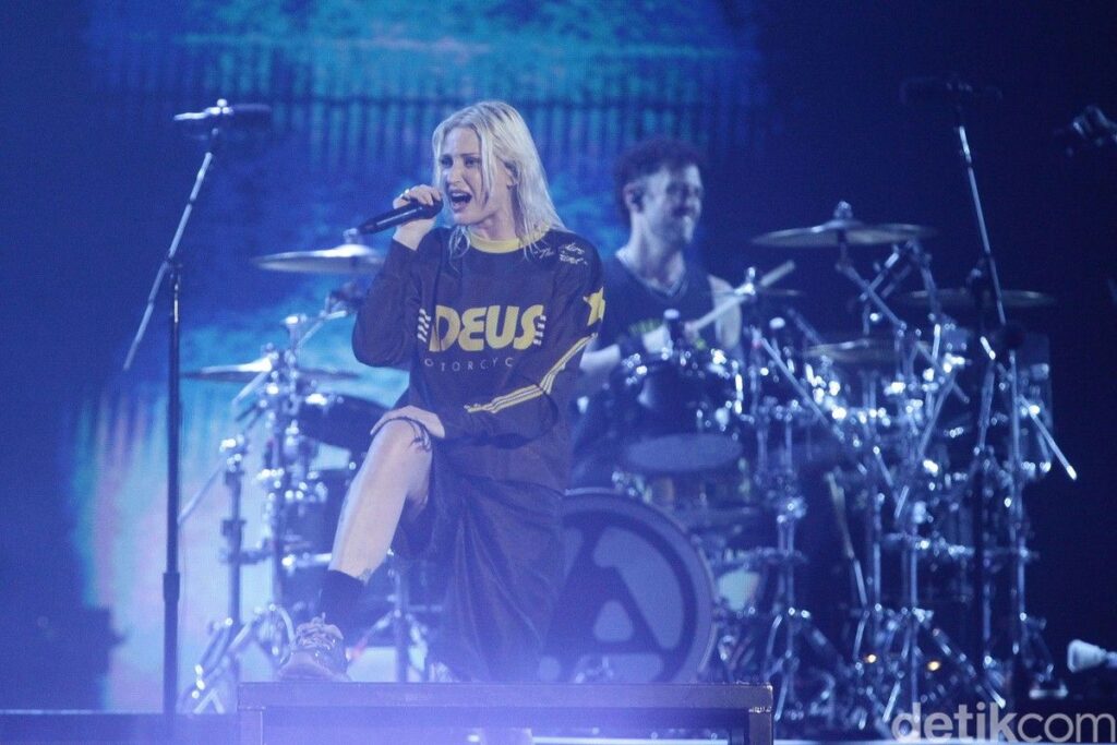 Aksi Emily Armstrong Main Drum di Stockholm Raih Pujian Netizen