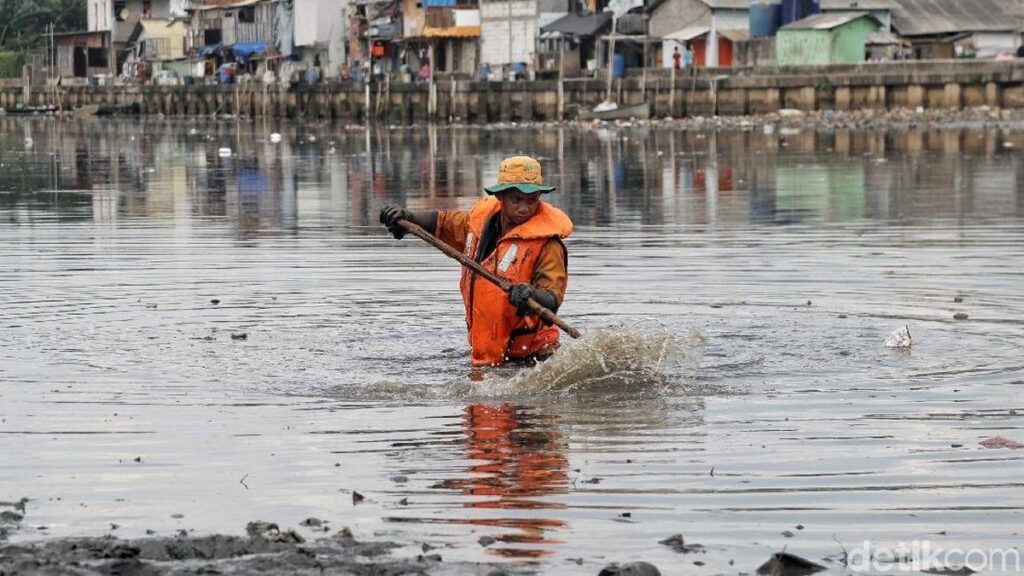 Petugas Bersihkan Tumpukan Sampah di Kali Gendong Penjaringan
