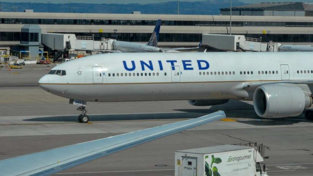 United Airlines Putar Balik Akibat Nama Bluetooth Speaker
