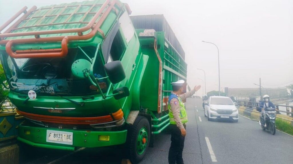 Polisi Tangani Truk Mogok di Flyover Ciputat