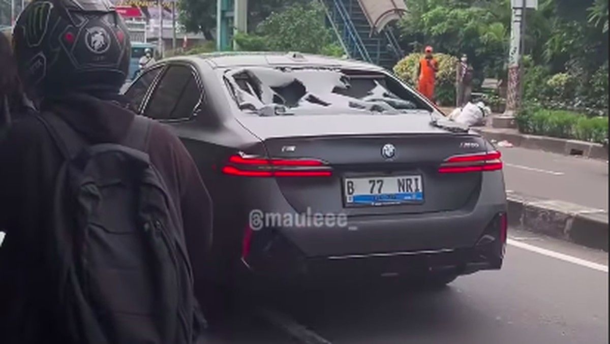 Sedan Listrik BMW i5 Tabrak Pemotor dan Diamuk Massa di Jakarta Barat