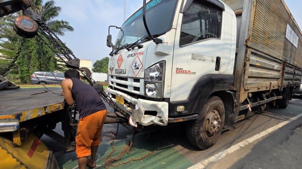 Truk Wing Boks Tabrak Sejumlah Kendaraan di Bekasi Satu Tewas