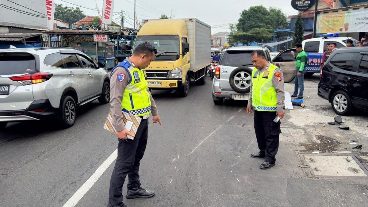 Mobil Toyota Rush Tabrak Pengendara Motor hingga Tewas di Depok