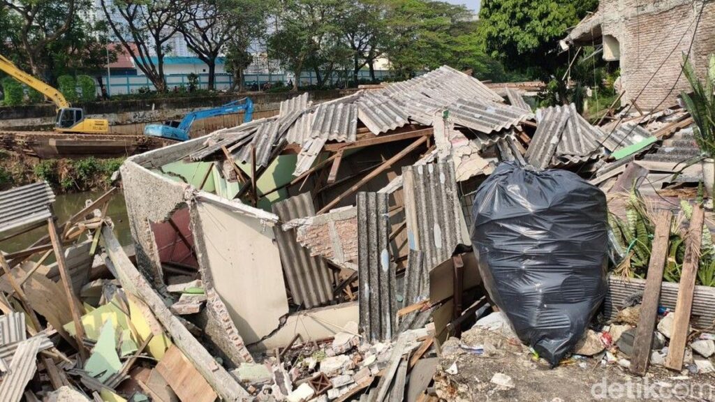 Rumah Dua Lantai di Bendungan Hilir Ambruk Akibat Pergeseran Tanah