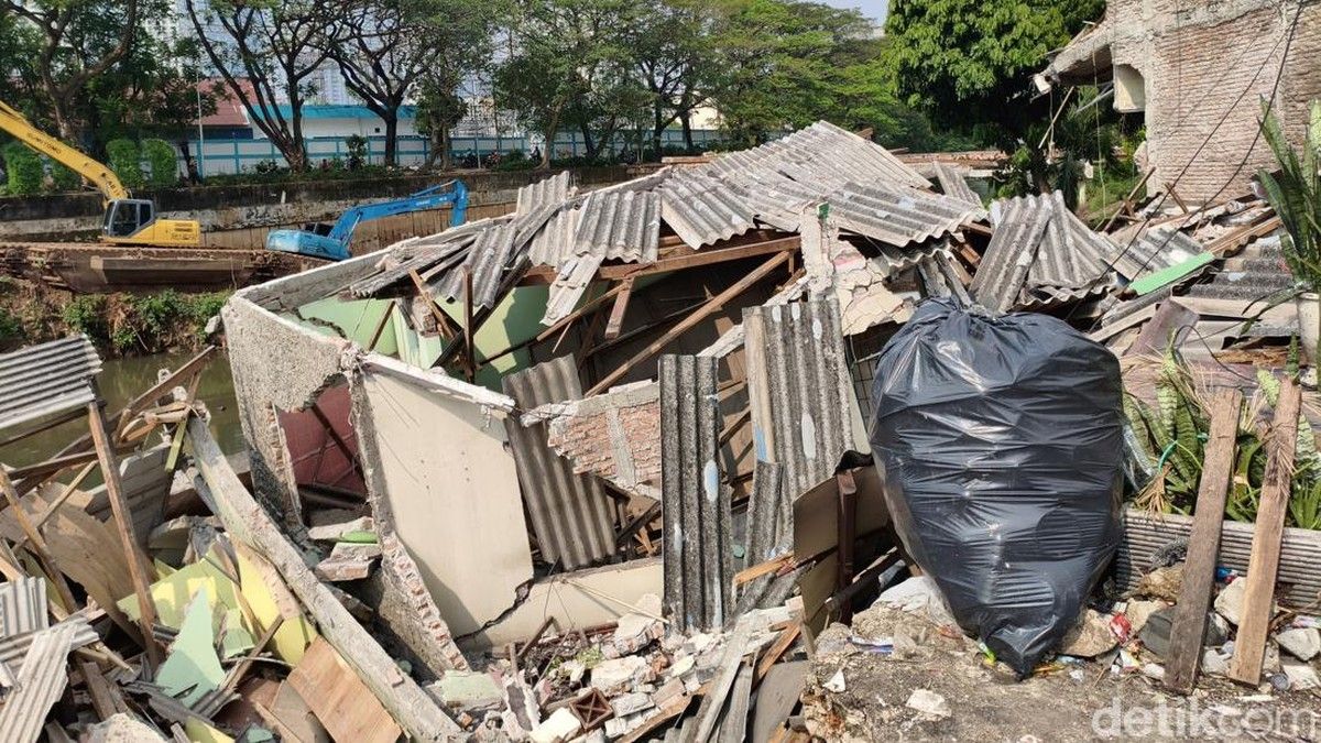 Rumah Dua Lantai di Bendungan Hilir Ambruk Akibat Pergeseran Tanah