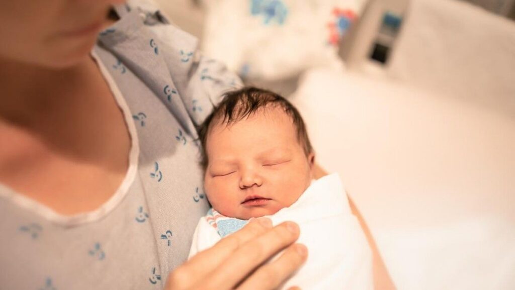 Grace Bell Melahirkan Bayi Pertama di Inggris Melalui Transplantasi Rahim Donor المتوفى