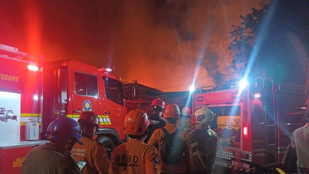 Petugas Damkar Jinakkan Kebakaran Rumah di Kemayoran Jakarta Pusat