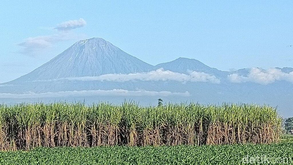 Gunung Semeru Meletus Tiga Kali Pagi Ini