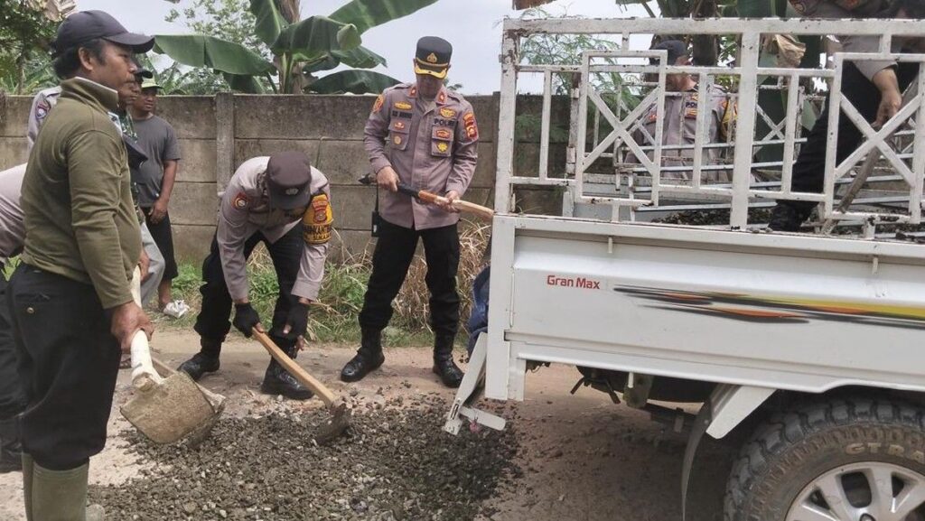 Polsek Sukarame Tambal Jalan Berlubang di Talang Jambe Palembang