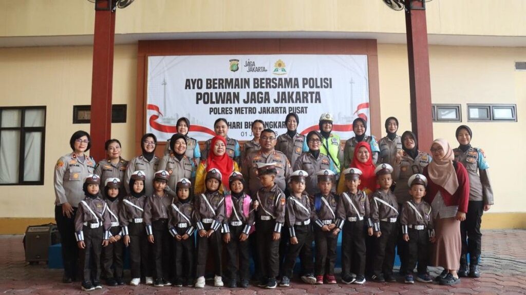 Polwan Polres Metro Jakarta Pusat Dekatkan Diri dengan Polisi Cilik TK Melati