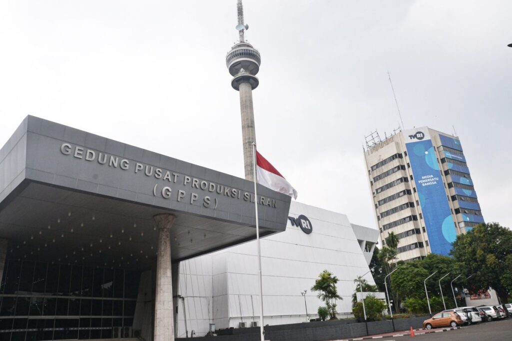 John Godfrey Mundur dari Jabatan Kepala Komisioning SBS Australia