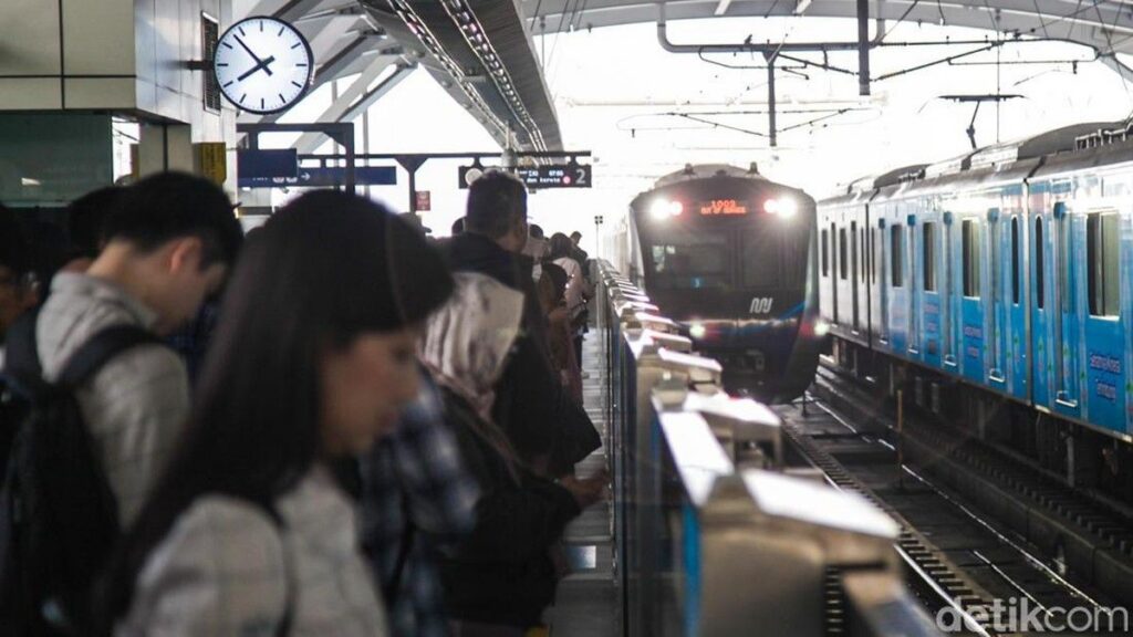PT MRT Jakarta Tutup Sejumlah Pintu Stasiun akibat Demo Mahasiswa