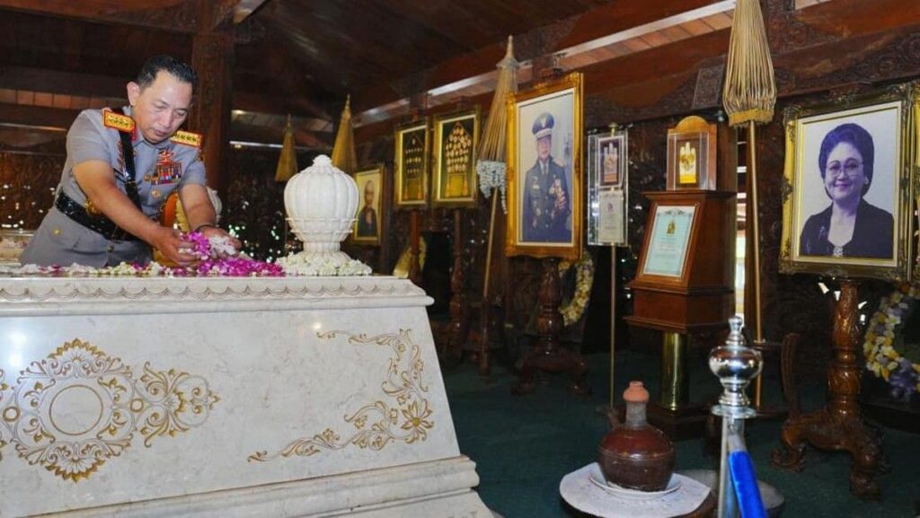 Sambut Hari Bhayangkara ke-80, Kapolri Ziarah Estafet ke Makam Mantan Presiden