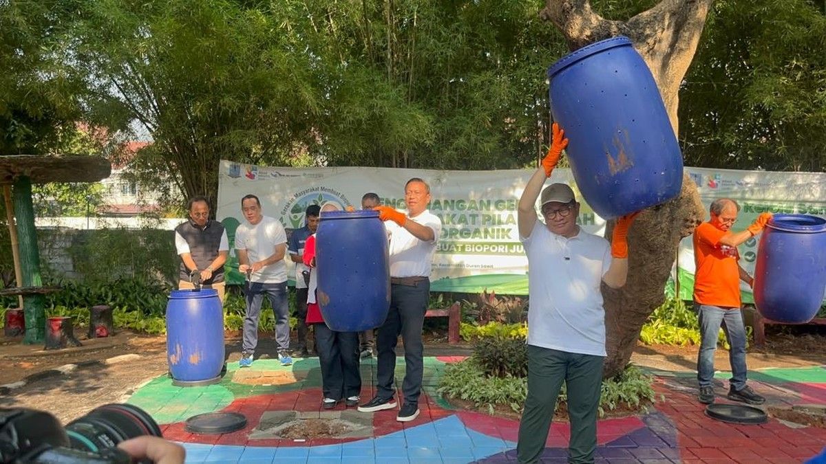 Warga Duren Sawit Kelola Ribuan Kilogram Sampah Biopori Jumbo