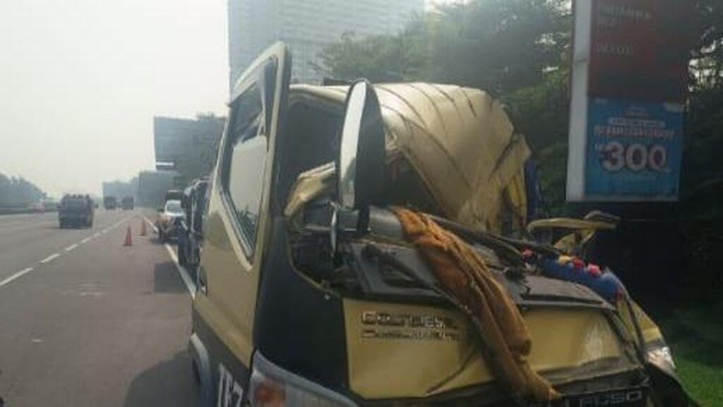 Mobil Tangki Air Tabrak Truk di Tol Jagorawi Km 34