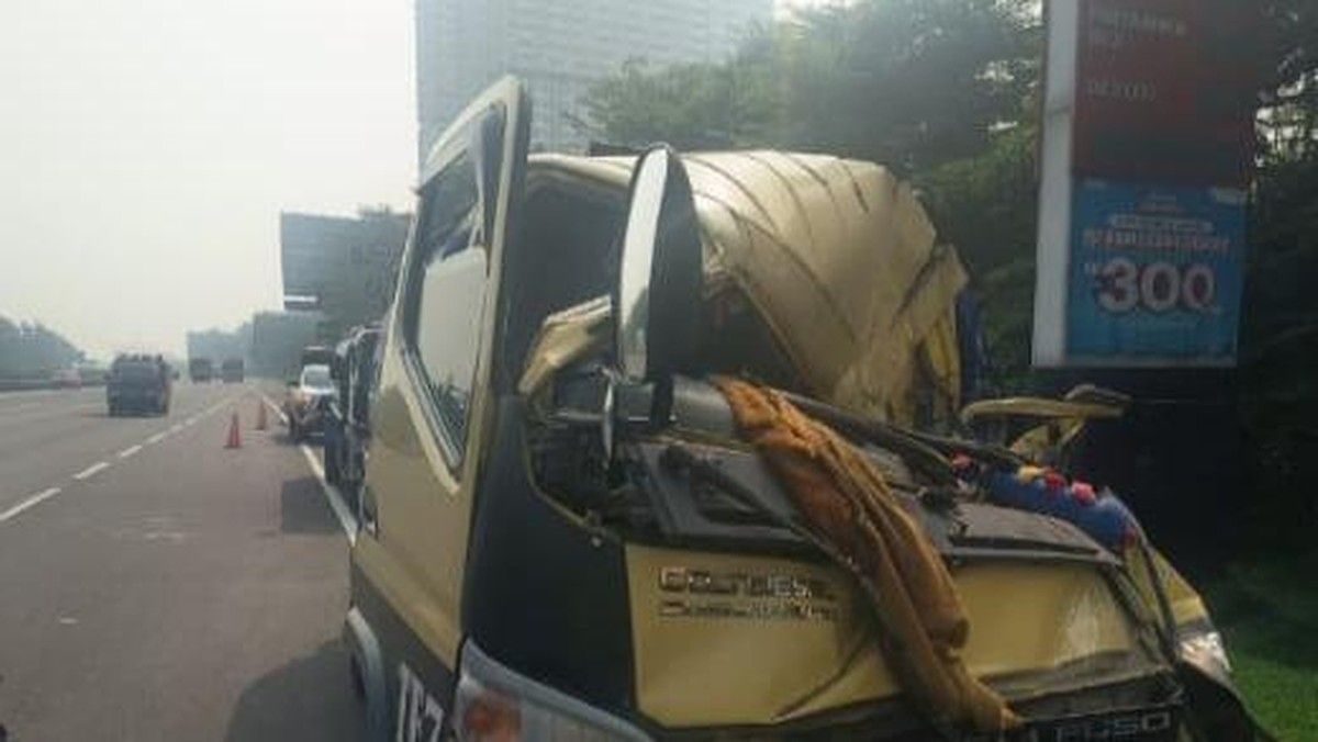 Mobil Tangki Air Tabrak Truk di Tol Jagorawi Km 34