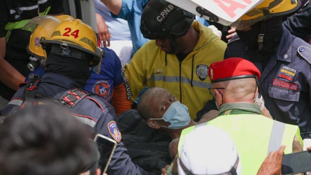 Tim Penyelamat Evakuasi Ayah dan Anak Pascagempa Venezuela