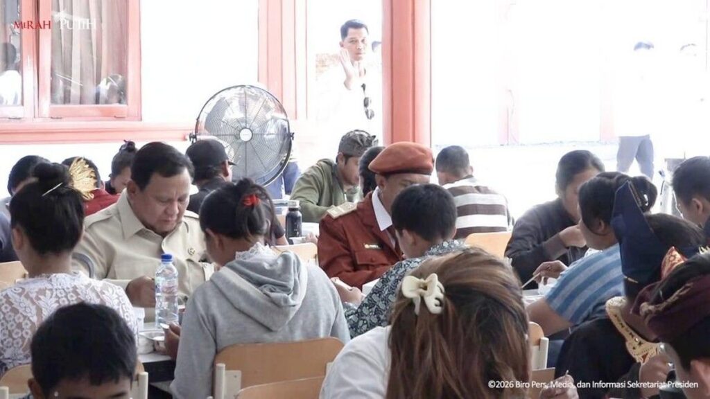 Prabowo Subianto Santap Makan Bergizi Gratis Bersama Siswa SRMP 17 Tabanan