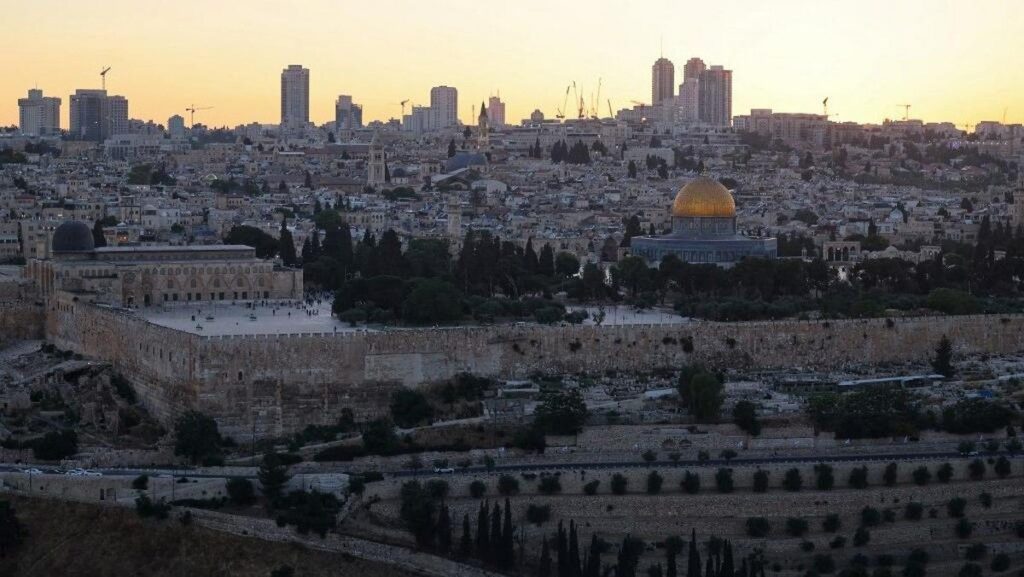 Delapan Negara Muslim Kecam Pengibaran Bendera Israel di Masjid Al-Aqsa