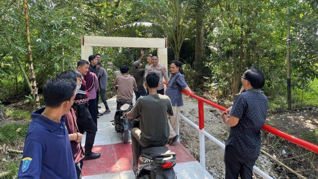 Polres OKI Resmikan Jembatan Merah Putih di Pematang Buluran