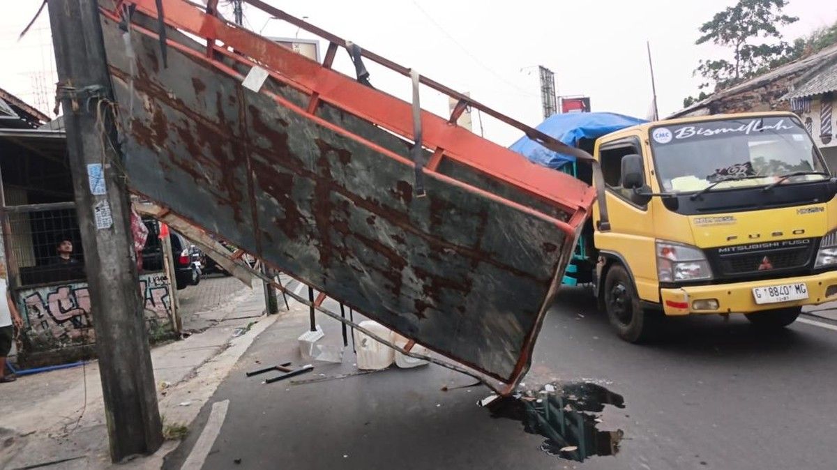 Bak Truk Tersangkut Kabel Listrik Picu Kemacetan Parah di Ciputat