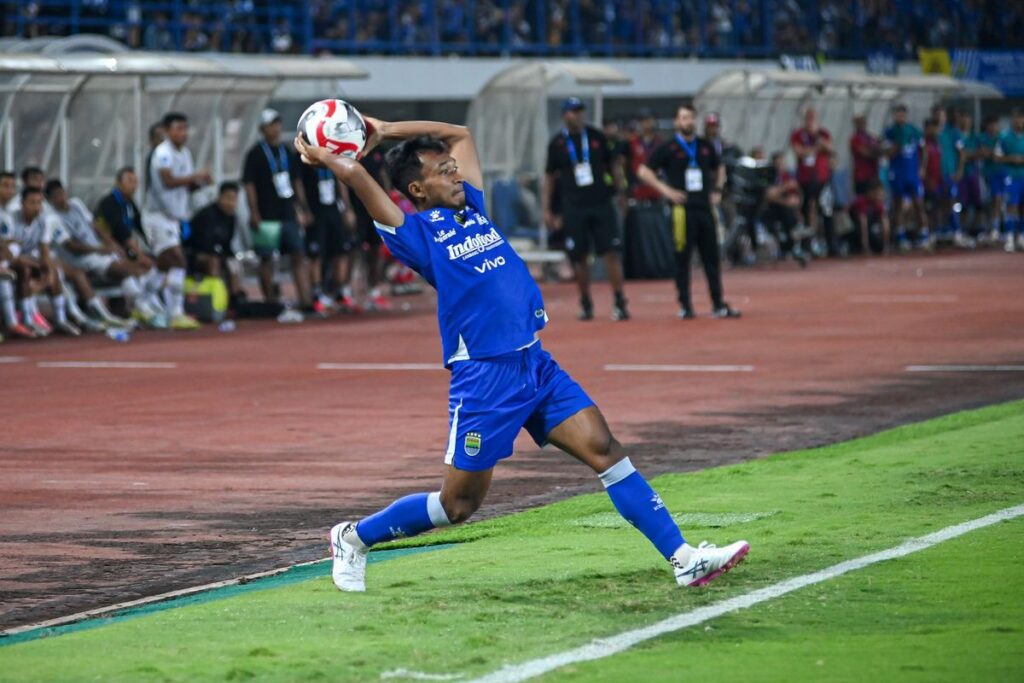 Persib Bandung Lepas Robi Darwis dan Adam Przybek