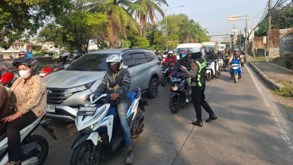 Truk Pecah Ban Hambat Lalu Lintas Jalan Daan Mogot Jakarta Barat
