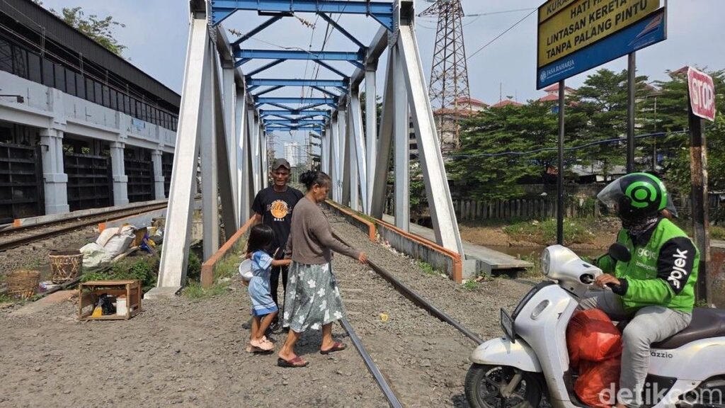 Pengendara Motor Nekat Terobos Jembatan Rel Kereta Petamburan