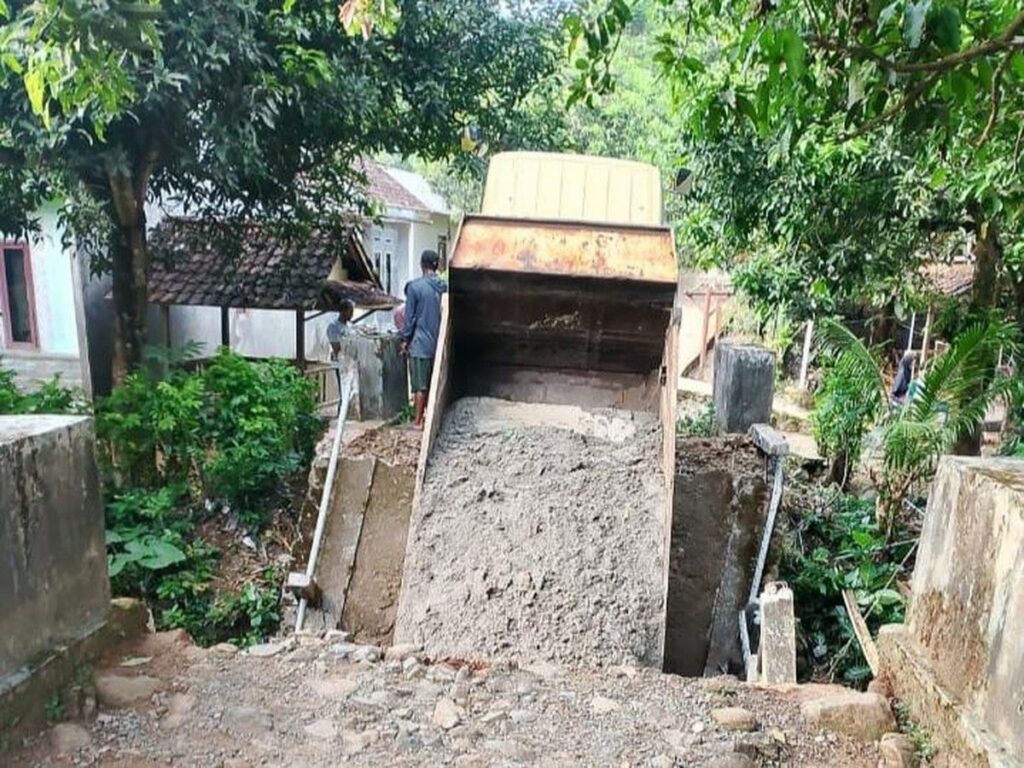 Truk Pasir Akibatkan Jembatan Antardesa di Pandeglang Ambruk