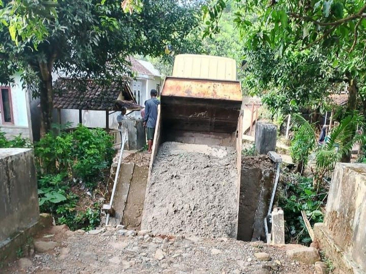 Truk Pasir Akibatkan Jembatan Antardesa di Pandeglang Ambruk