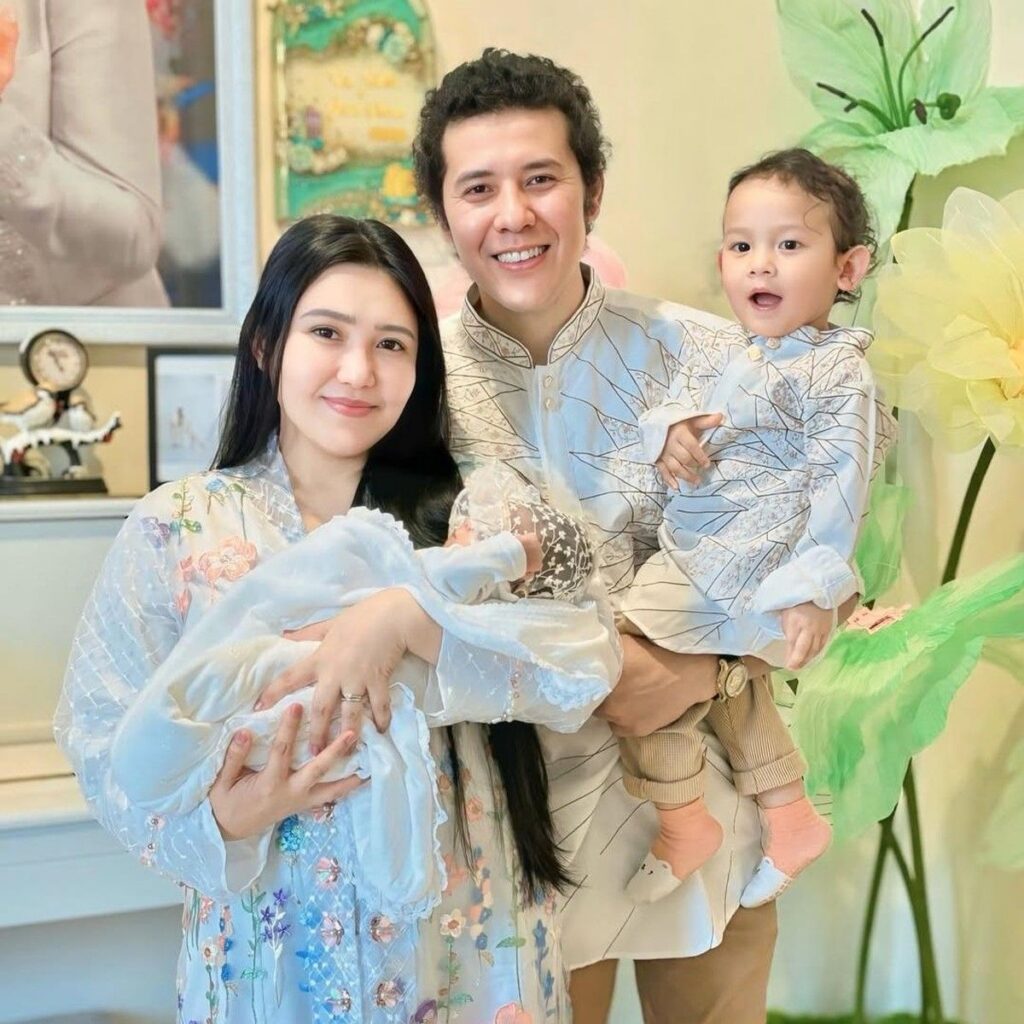 Via Vallen Bagikan Cerita Perjuangan Tandem Nursing Dua Anak