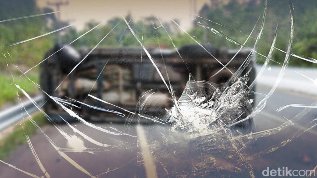 Kecelakaan Pikap Terguling Macetkan Tol Layang MBZ Arah Cikampek
