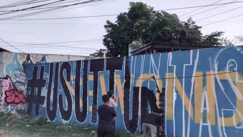 Suporter PSIM Yogyakarta Gelar Aksi Mural Tuntut Kasus Korupsi Mandala Krida