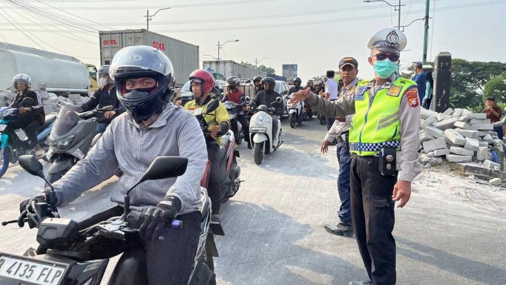Polisi Evakuasi Truk Terguling di Jembatan BKT Cakung