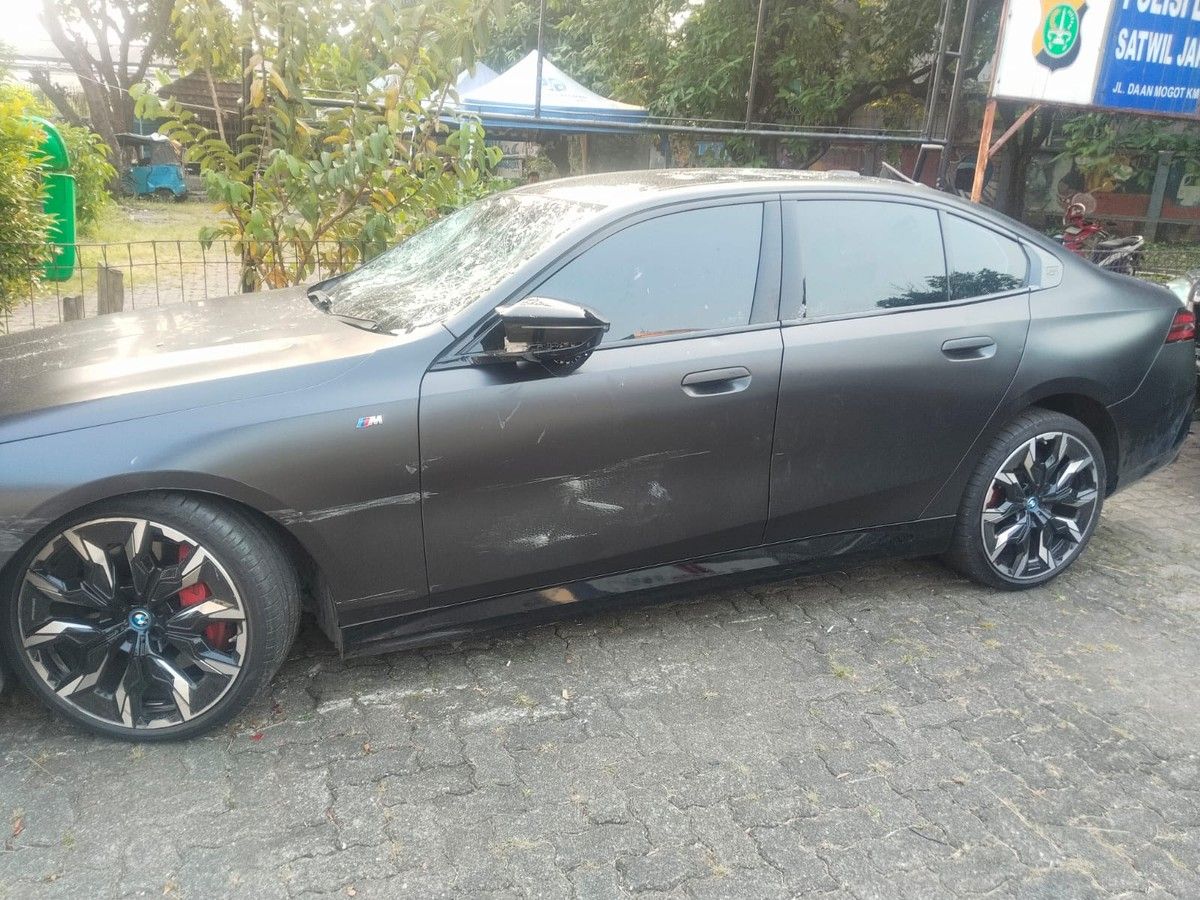 Massa Rusak Mobil BMW Usai Terlibat Tabrak Lari di Jakarta Barat