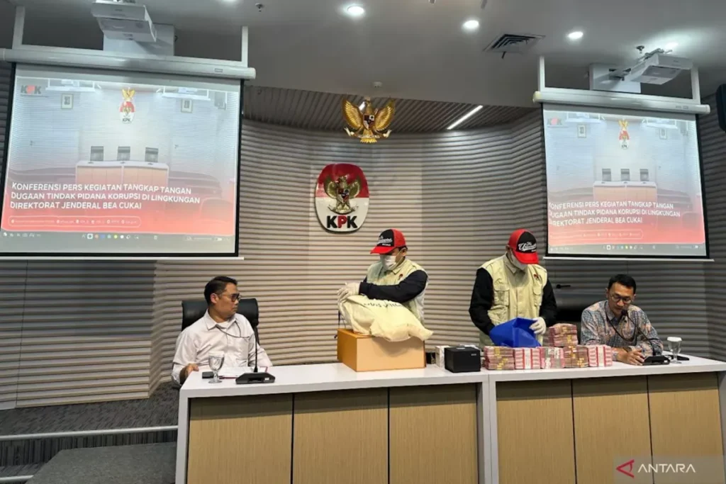 KPK Periksa Istri Tersangka Kasus Korupsi Ditjen Bea Cukai