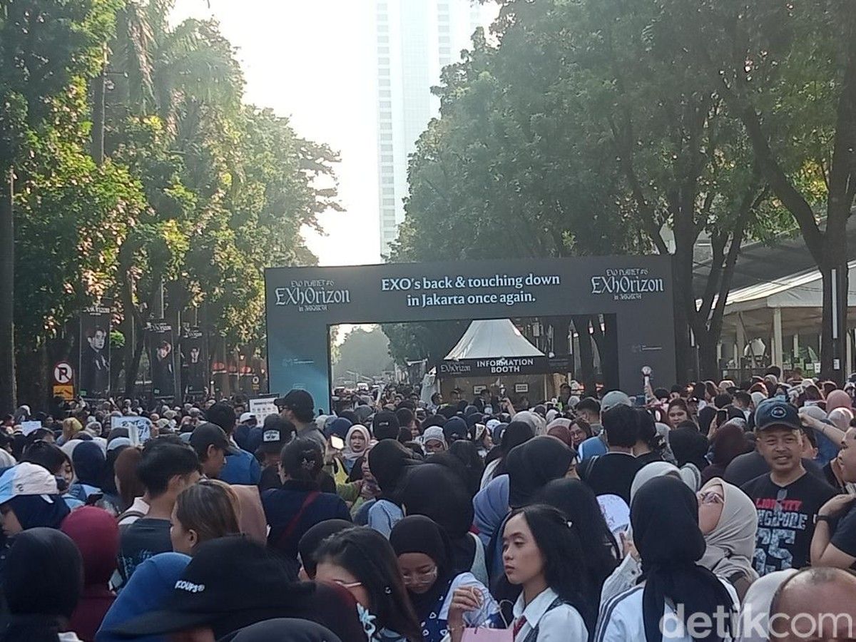 Ribuan Penggemar EXO Padati Kawasan Indonesia Arena GBK Jakarta