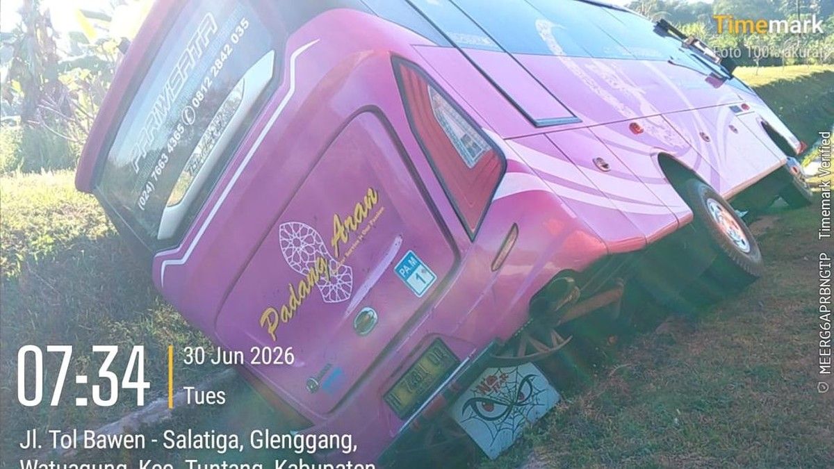 Bus Pariwisata Masuk Parit Tol Semarang-Solo Dua Penumpang Tewas