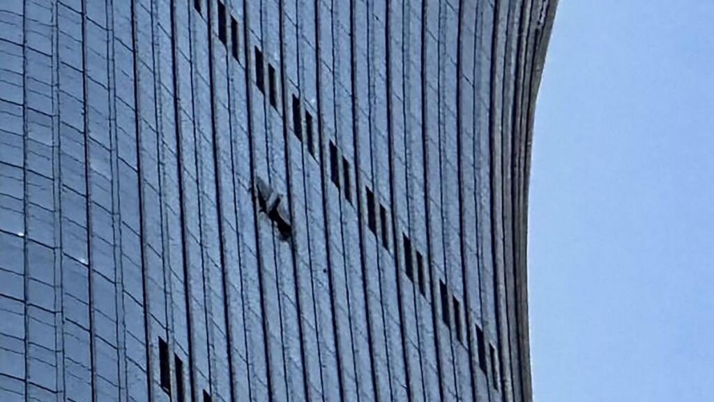 Pesawat Kecil Tabrak Gedung CITIC Tower di Beijing