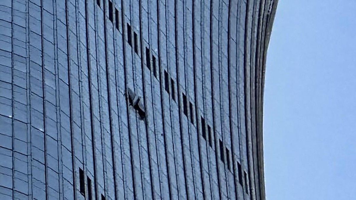 Pesawat Kecil Tabrak Gedung CITIC Tower di Beijing