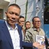 Rismon Sianipar Serahkan Buku Otentikasi Ijazah ke Joko Widodo