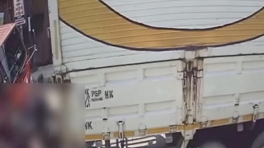 Truk Tabrak Motor hingga Terjepit di Gunung Putri Bogor