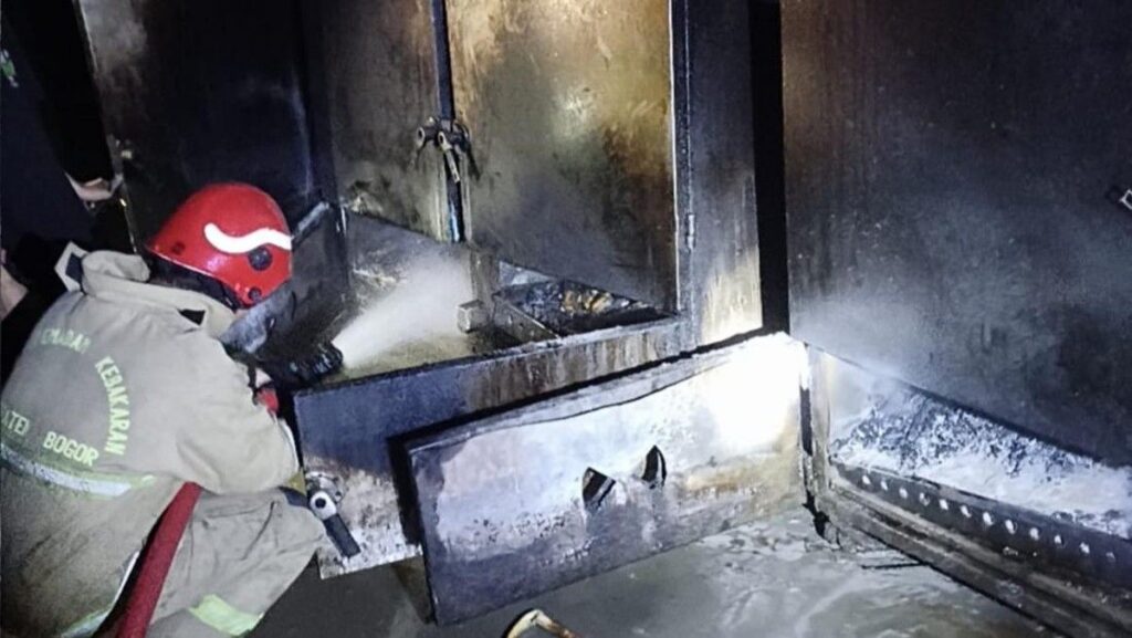 Kebakaran Hanguskan Cerobong Tempat Pengolahan Daging di Cibinong