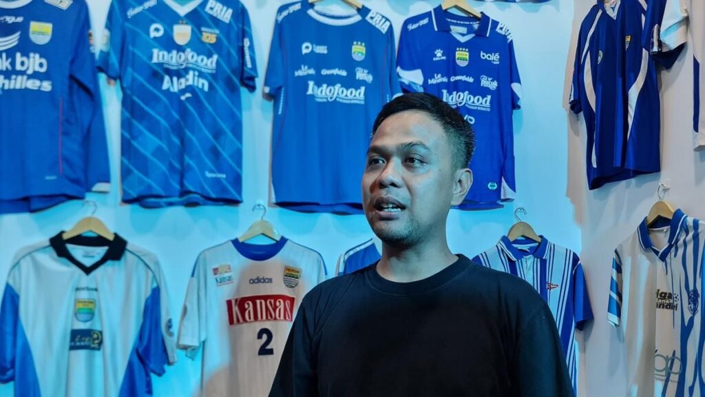 Fahri Abdul Rasyid Gelar Pameran Jersey Persib di Bandung