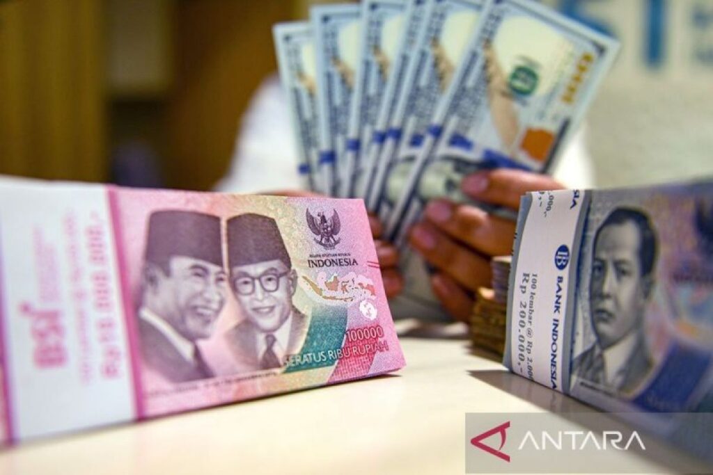 Dolar AS Tekan Rupiah ke Level Rp17.879 per Dolar AS