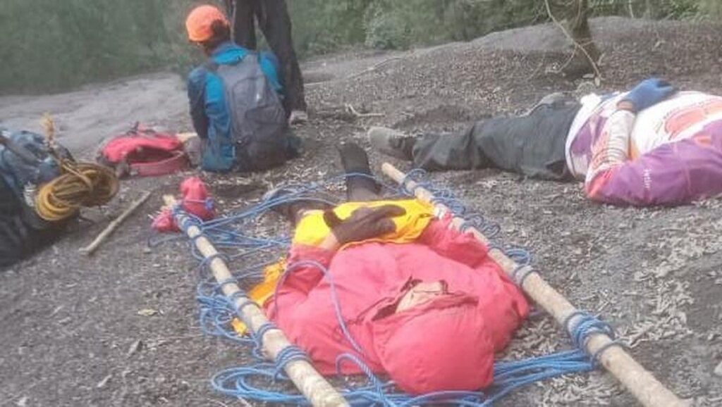 Tim Gabungan Evakuasi Pendaki Ilegal Cedera di Gunung Semeru