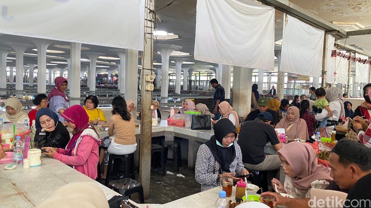 Anak Muda Ramaikan Pasar Johar Semarang Berburu Kuliner Legendaris dan Kekinian