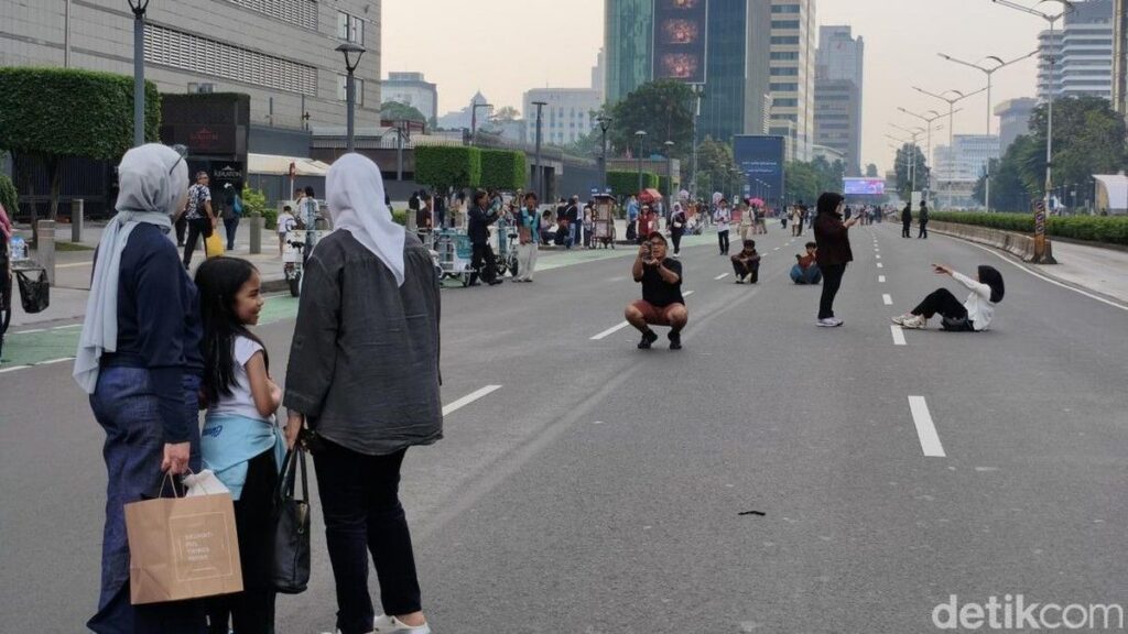Kawasan Bundaran HI Ditutup Sore Ini Warga Serbu Lokasi untuk Selfie