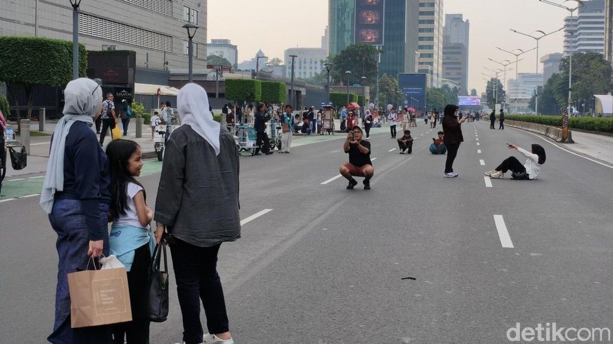 Kawasan Bundaran HI Ditutup Sore Ini Warga Serbu Lokasi untuk Selfie
