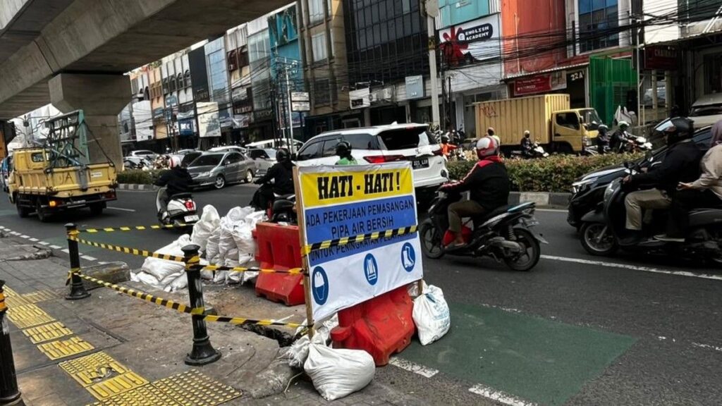 Kabel PLN Tersengat Alat Bor Pekerja PDAM Meledak di Cilandak